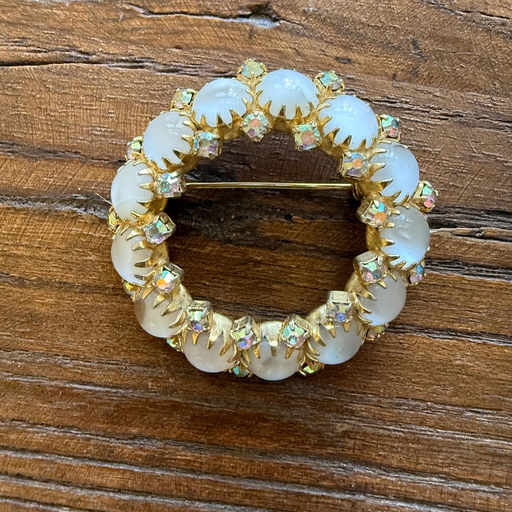 Brooch pin elegant Gold and White